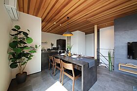 ハウスクラフト株式会社 【オンライン接客対応店】の施工事例「【二階リビング×外の暮らし】上質な空間を味わう、ホテルライクな家」の画像1