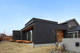 ハウスクラフト株式会社 【オンライン接客対応店】の施工事例「【平屋×ウッドデッキ×バイクガレージ】家族時間を育む平屋」のメイン画像