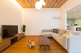 山陰の暮らしをもっと楽しく、快適に。|アート建工の施工事例「家族がひとつになれるオープンな空間~木張り天井の木質感あふれる平屋住宅。」の画像1