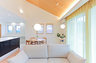 シンプルモダンスタイルのリビング 山陰の暮らしをもっと楽しく、快適に。|アート建工の事例画像