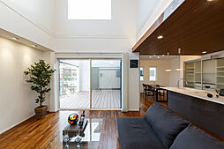 山陰の暮らしをもっと楽しく、快適に。|アート建工の施工事例「ダイナミックな吹き抜けと青空リビングのある家」の画像