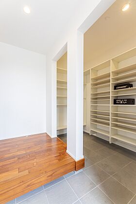 山陰の暮らしをもっと楽しく、快適に。|アート建工の施工事例「ダイナミックな吹き抜けと青空リビングのある家」の画像10