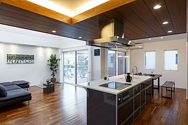 山陰の暮らしをもっと楽しく、快適に。|アート建工の施工事例「ダイナミックな吹き抜けと青空リビングのある家」の画像4