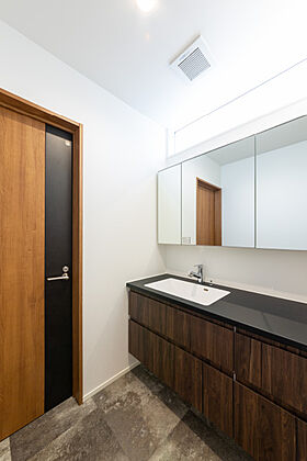 山陰の暮らしをもっと楽しく、快適に。|アート建工の施工事例「ダイナミックな吹き抜けと青空リビングのある家」の画像9