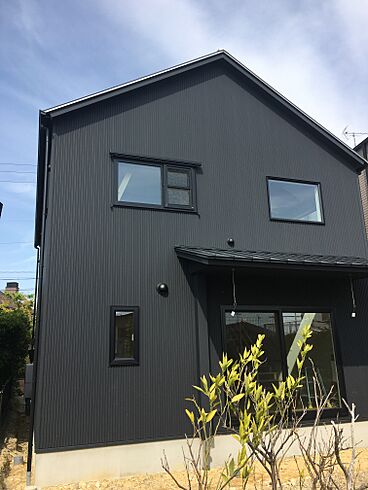 ハウスエナジー株式会社の施工事例「木香るガルバニウムのお家」の画像