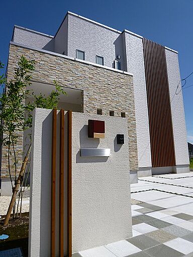 株式会社フジサワ建設の施工事例「無垢材を使ったスタイリッシュな家」の画像1