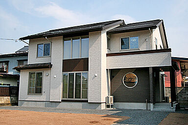 FPの家 相田建設の施工事例「リビングにオープン階段がある家」の画像