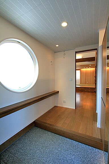 FPの家 相田建設の施工事例「リビングにオープン階段がある家」の画像1