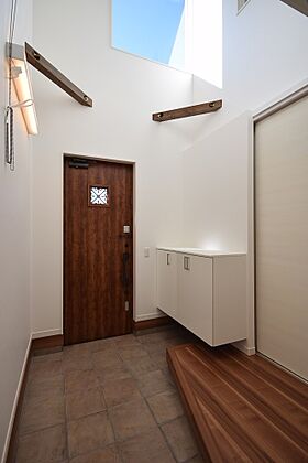 ソーラーホーム株式会社の施工事例「大きな吹抜けのある開放的なリビングの家」の画像1