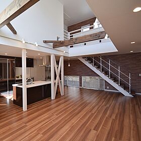 ソーラーホーム株式会社の施工事例「大きな吹抜けのある開放的なリビングの家」の画像2