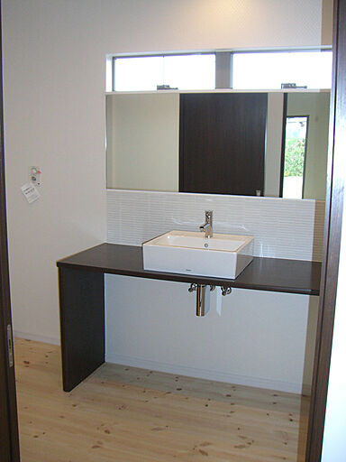 昭和ハウジング泉州の施工事例「玄関部分のウッドがアクセント。洗面ボールがおしゃれ」の画像3