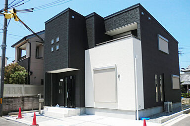 昭和ハウジング泉州の施工事例「外観、室内ともに白と黒で統一されたシンプルモダンなお家」の画像