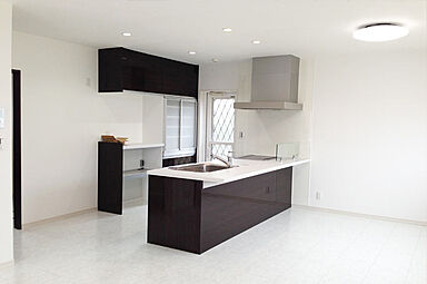 昭和ハウジング泉州の施工事例「外観、室内ともに白と黒で統一されたシンプルモダンなお家」の画像3