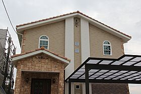 昭和ハウジング泉州の施工事例「こだわりの玄関照明とリビングのカラフルガラスブロックがアクセントのお家」のメイン画像