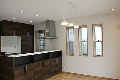 昭和ハウジング泉州の施工事例「多目的に使える畳コーナーを設計。ダウンライトで落ち着いた空間を演出」の画像1