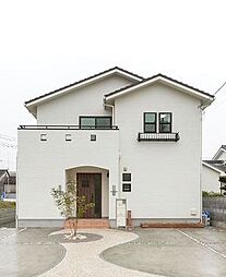 昭和ハウジング泉州の施工事例「南欧風の白基調の外観をピンクの石畳のアプローチが引き立てます」の画像