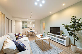 昭和ハウジング泉州の施工事例「南欧風の白基調の外観をピンクの石畳のアプローチが引き立てます」の画像2