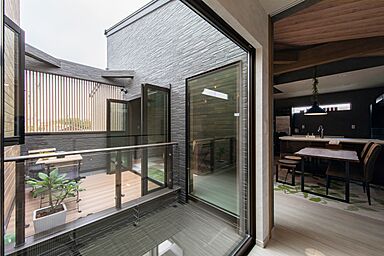 昭和ハウジング泉州の施工事例「勾配天井に中庭、カウンターバーと施主様のセンスが光るオシャレを尽くしたお家」の画像5