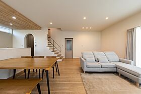 昭和ハウジング泉州の施工事例「シックなブラックカラーのモダンなお家の中はパールグレーの上品なお部屋」の画像1