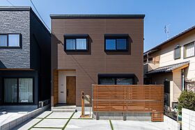 昭和ハウジング泉州の施工事例「流木のオブジェが映える自然の中に居るようなお家」のメイン画像