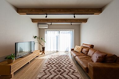 昭和ハウジング泉州の施工事例「流木のオブジェが映える自然の中に居るようなお家」の画像1