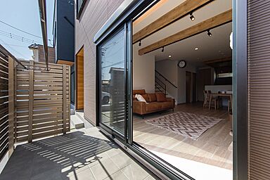 昭和ハウジング泉州の施工事例「流木のオブジェが映える自然の中に居るようなお家」の画像3