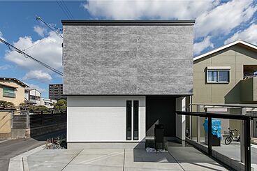 昭和ハウジング泉州の施工事例「洗練されたスタイリッシュな外観に大空間リビングと中庭のあるホテルライクなお家」の画像