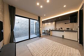 昭和ハウジング泉州の施工事例「洗練されたスタイリッシュな外観に大空間リビングと中庭のあるホテルライクなお家」の画像2