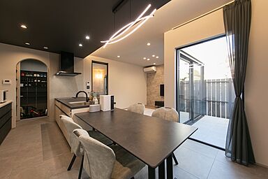 昭和ハウジング泉州の施工事例「洗練されたスタイリッシュな外観に大空間リビングと中庭のあるホテルライクなお家」の画像4