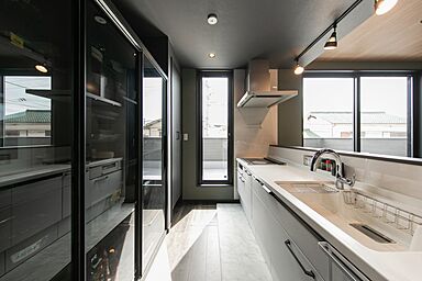 昭和ハウジング泉州の施工事例「景色が楽しめる2階LDKに広々バルコニーとビルトインガレージがある住まい」の画像7