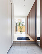 シンプルモダンスタイルの玄関 トヨタホームの事例画像