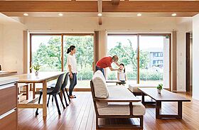 トヨタホームの施工事例「家事移動が少ない平屋建て。開放的なリビング・ダイニングは極上の癒し空間。」の画像1