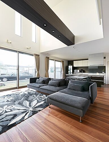 トヨタホームの施工事例「強い構造と全館空調スマート・エアーズが決め手。大きな吹抜リビングに家族が集う日々」の画像3