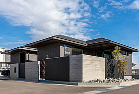 トヨタホームの施工事例「採光と動線の工夫を満載。 20代が建てた中庭のある平屋。」のメイン画像