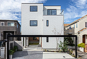 トヨタホームの施工事例「3階までつながる吹抜け大空間に、空と光が満ちる家」のメイン画像