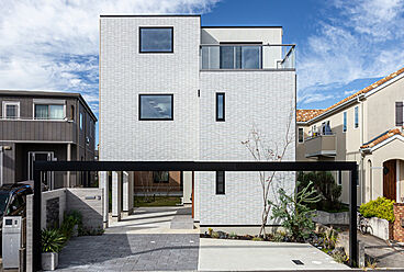 トヨタホームの施工事例「3階までつながる吹抜け大空間に、空と光が満ちる家」の画像