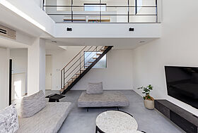 トヨタホームの施工事例「3階までつながる吹抜け大空間に、空と光が満ちる家」の画像1
