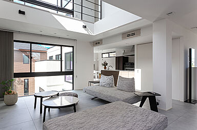 トヨタホームの施工事例「3階までつながる吹抜け大空間に、空と光が満ちる家」の画像2