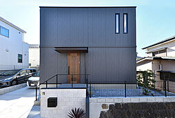 トヨタホームの施工事例「アウトドア好き夫妻がリラックスして過ごせる開放感のある2階リビング。」の画像