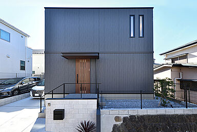 トヨタホームの施工事例「アウトドア好き夫妻がリラックスして過ごせる開放感のある2階リビング。」の画像