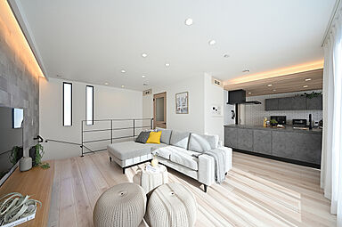 トヨタホームの施工事例「アウトドア好き夫妻がリラックスして過ごせる開放感のある2階リビング。」の画像1