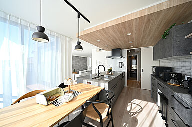 トヨタホームの施工事例「アウトドア好き夫妻がリラックスして過ごせる開放感のある2階リビング。」の画像3