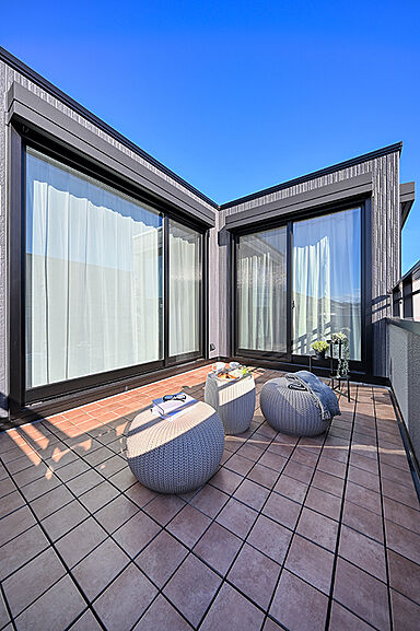 トヨタホームの施工事例「アウトドア好き夫妻がリラックスして過ごせる開放感のある2階リビング。」の画像8