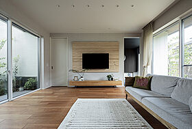 トヨタホームの施工事例「緑いっぱいの中庭が、開放感と日々の癒やしをもたらす住まい。」の画像2