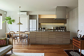 トヨタホームの施工事例「緑いっぱいの中庭が、開放感と日々の癒やしをもたらす住まい。」の画像3