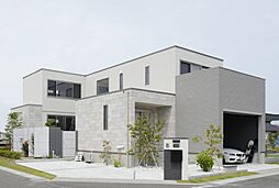トヨタホームの施工事例「大切な家族と車を守る、中庭とインナーガレージのある住まい。」の画像
