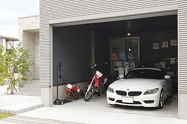 トヨタホームの施工事例「大切な家族と車を守る、中庭とインナーガレージのある住まい。」の画像1