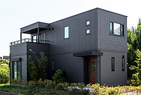 トヨタホームの施工事例「カーテンを開け放って、緑豊かな風景を堪能できる家。」のメイン画像