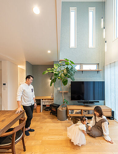 セキスイハイムの施工事例「ペットも子どもも一年中心地よく過ごせる、大きな吹抜けのある明るい住まい」の画像1