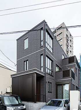 セキスイハイム 長町展示場の施工事例「約36坪の土地に建つ、3階建て完全分離二世帯の住まい」の画像1